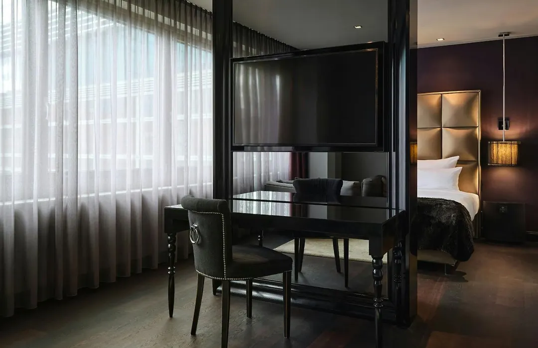 Roomers Frankfurt Central, Autograph Collection-1